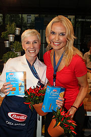 Starköchin Susanne Vössing, Moderatorin Tamara Sedmark (©Foto: Martin Schmitz)
